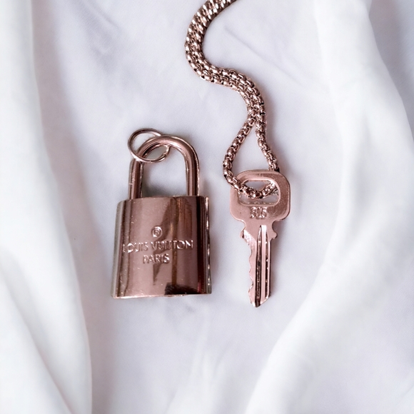 Louis vuitton silver lock & key PRISTINE no. 315 & Stainless steel chain - Picture 2 of 3
